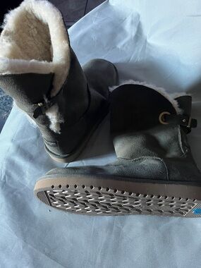 Kookaburra by UGG Short Suede Boots - Olive size 10